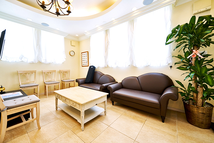 長津田おさまる歯科クリニック 横浜市緑区 緑が彩りを添える広々とした待合室