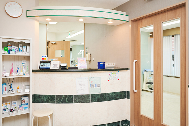 相模大野駅前歯科医院 相模原市南区 和やかな雰囲気の中、スタッフが明るく迎えてくれる