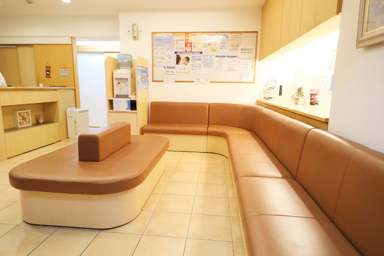 さわクリニック 大阪市阿倍野区 木材やしっくいを使用した院内は、ぬくもりを感じる