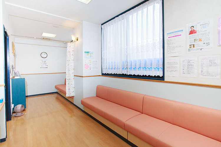 あざがみクリニック 横浜市青葉区 感染症対策のためにカーテンで仕切られた空間