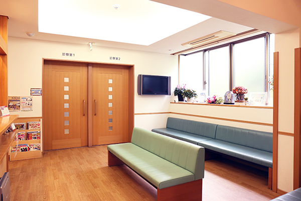 学園ハートクリニック 町田市 バリアフリー設計で、広々とした待合室