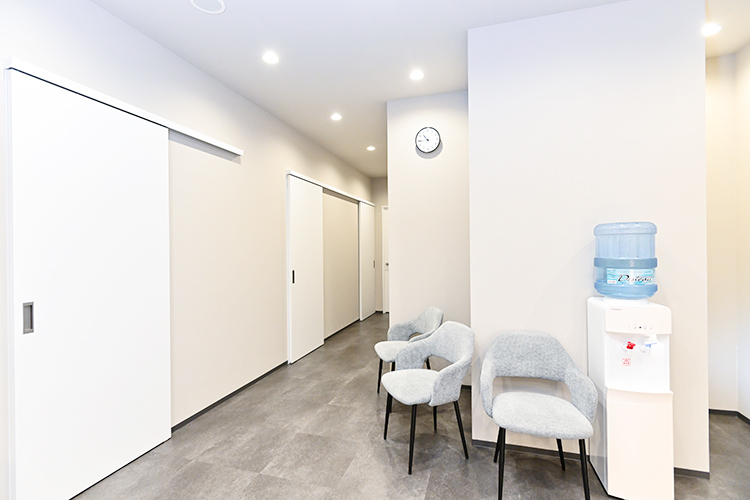 瀬谷アクロスデンタルクリニック 横浜市瀬谷区 白を基調とした清潔感あふれる院内