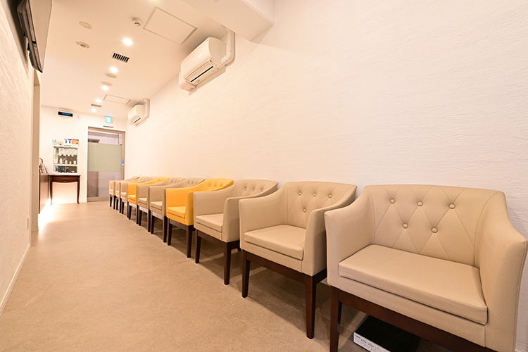 五反田みやざき内科クリニック 品川区 ゆったりとした一人掛けソファーが並ぶ待合室