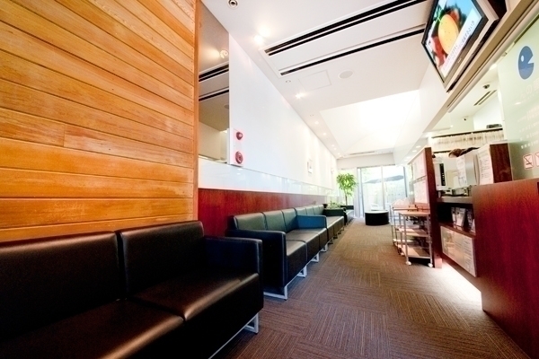 こんの眼科 さいたま市浦和区 光が差し込む広い待合室