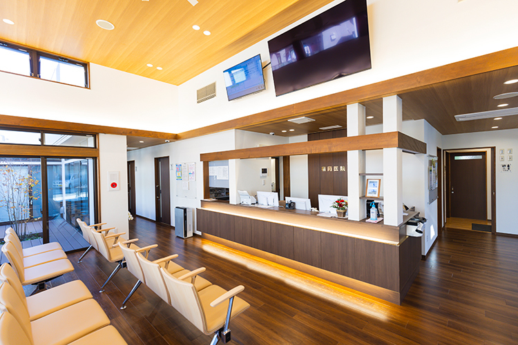 福岡医院 日野市 天窓から日の光が差し込む、開放的な待合室