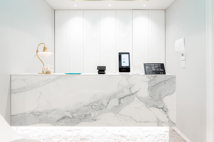 堂島RYO歯科・矯正クリニック 大阪市北区 院内は白を基調としたスタイリッシュな雰囲気となっている