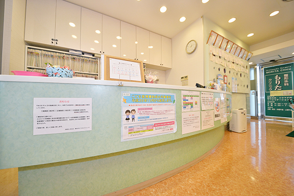 整形外科 もりたクリニック 大阪市北区 緑を基調とした落ち着いた雰囲気の待合室