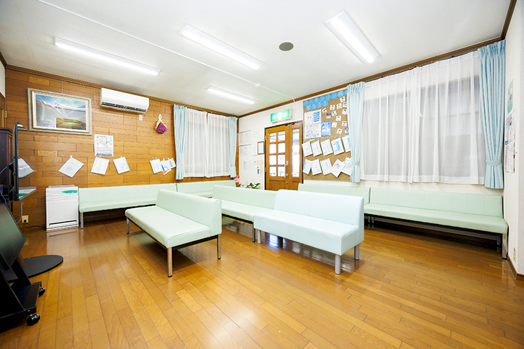 宇野胃腸内科脳神経内科 松阪市 待合室。医療・介護サービスの提供をめざしている