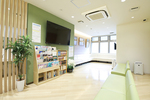 ほんしょう内科クリニック 大阪市大正区 待合室は広いソファースペースでくつろげる空間
