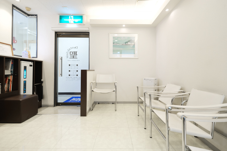 聖歯科医院 国立市 白を基調とした落ち着いた待合室