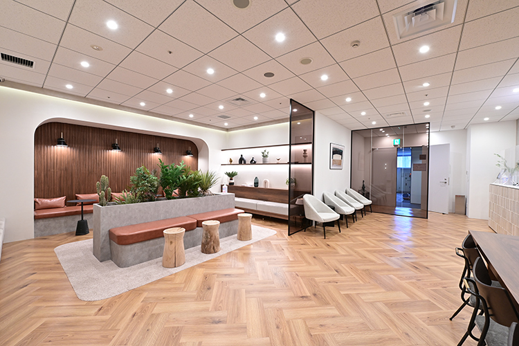新宿うるおいこころのクリニック 新宿区 リラックスできる広々とした空間の待合室