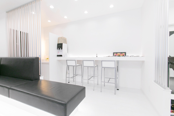 心斎橋E-Style歯科クリニック 大阪市中央区 コンセントつきのデスクもあるカフェのような待合室