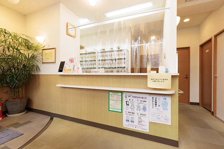 代田クリニック 世田谷区 木のぬくもりが感じられる落ち着いた雰囲気の受付