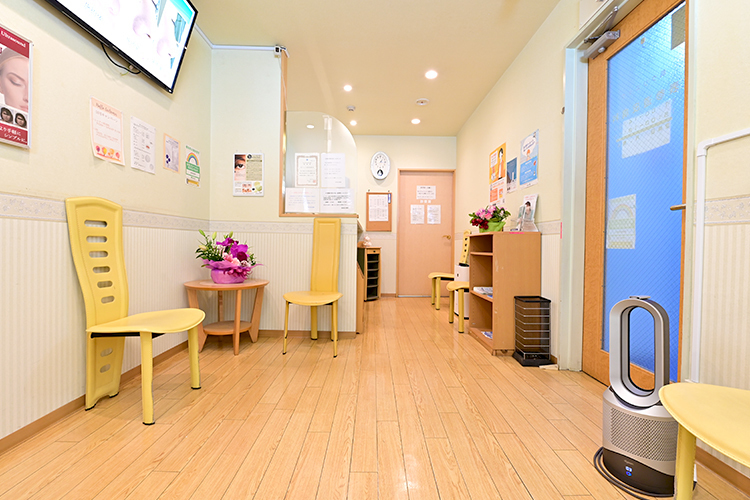 表参道皮膚科  渋谷区 明るく優しい色合いの院内。気持ちが安らぐBGMが流れている