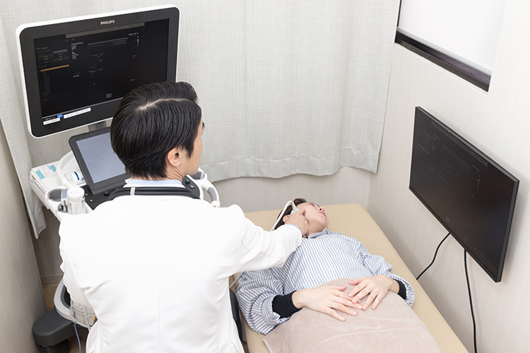 トライハートクリニック中野 中野区 検査中の画像が見られるよう、患者の目線の位置にモニターを設置