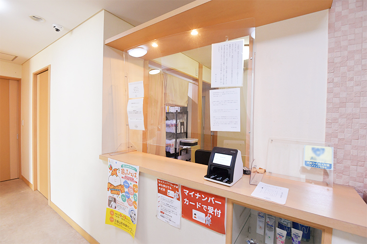 岡本歯科医院 宇治市 受付。親切なスタッフが丁寧に対応してくれる