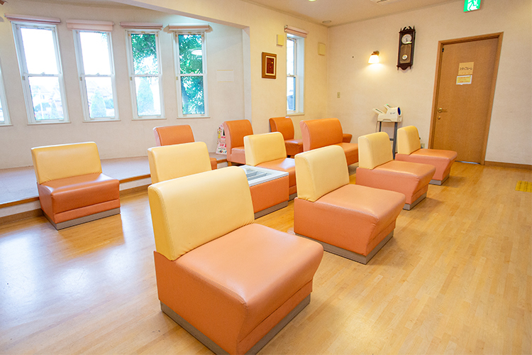 ふじいクリニック 泉大津市 黄色とオレンジのカラフルな空間