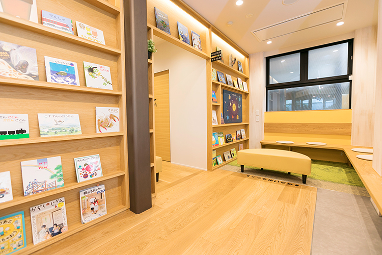 Family Clinic みわた小児科 名古屋市西区 たくさんの本が並び明るい雰囲気の待合