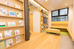 Family Clinic みわた小児科 名古屋市西区 たくさんの本が並び明るい雰囲気の待合