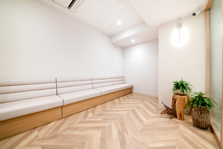 日本橋IELAクリニック 皮膚科・婦人科 中央区 視線や動線に配慮した空間設計で、安心して通える環境を整える