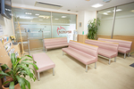 まえだペインクリニック 伊丹市 院内の待合スペースは明るく、開放的
