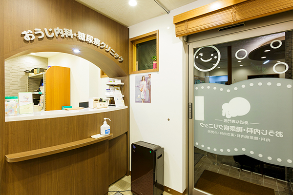 おうじ内科・糖尿病クリニック 中野区 木目調の受付では、スタッフが優しく迎え入れてくれる