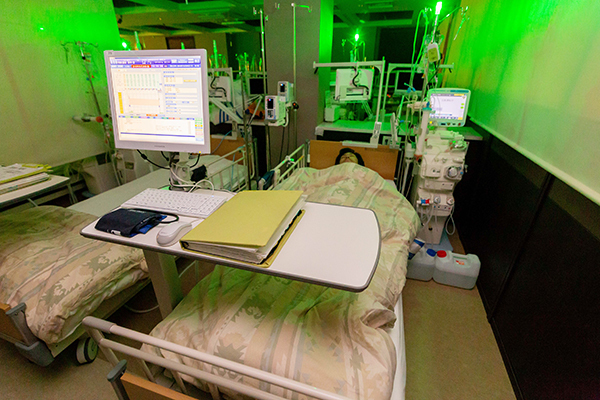 腎内科クリニック世田谷 世田谷区 2機のエレベーターを完備し、高級感あふれる院内