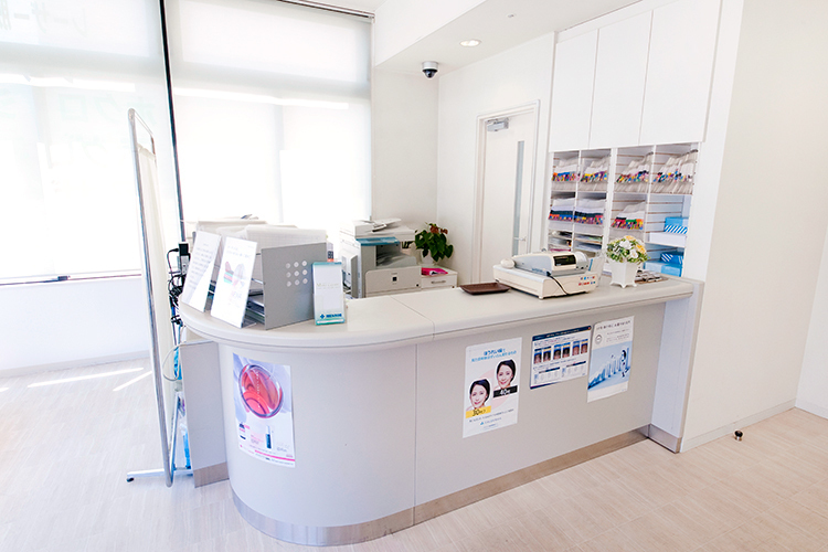 ミキクリニック 杉並区 白を基調にしたクリーンな印象の受付