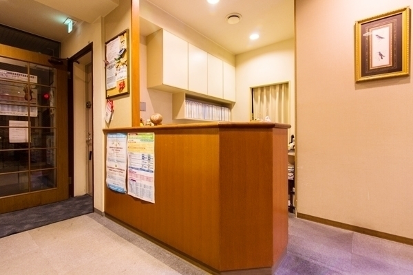 九段ごみぶちクリニック 千代田区 スタッフの丁寧な対応が安心する受付スペース
