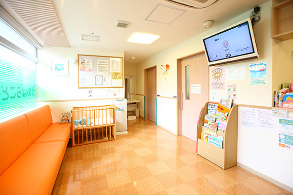 うめはらこどもクリニック 世田谷区 明るい光が差し込む広々とした待合室