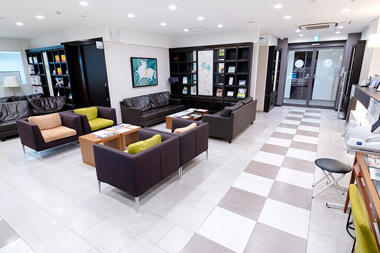 新横浜かとうクリニック 横浜市港北区 落ち着いた空間の待合室