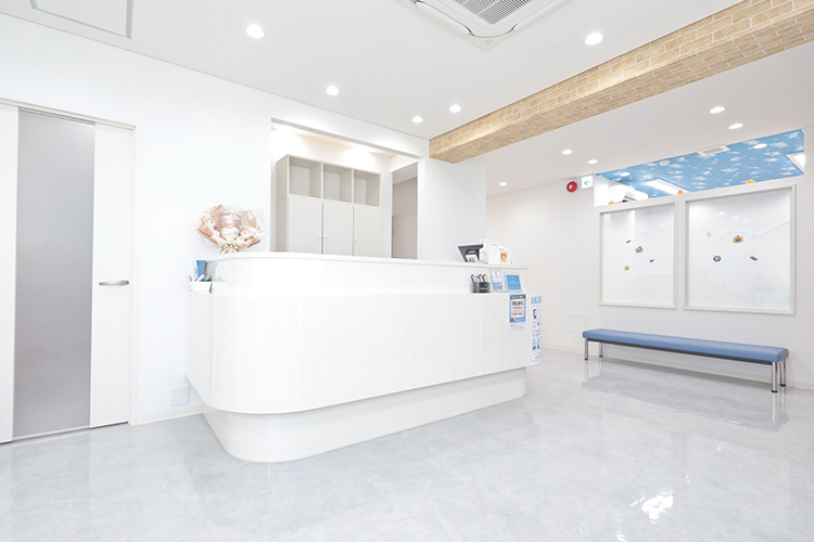 小松歯科医院 八王子市 清潔感と安心感を感じさせる、広々とした待合スペース