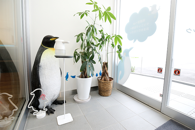ぺんぎんキッズクリニック 大阪狭山市 玄関ではペンギン像が出迎えてくれる