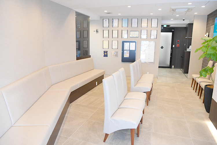 稲毛デンタルクリニック 千葉市稲毛区 洗練されたデザインの院内は落ち着いた雰囲気