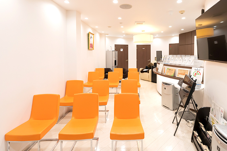 桑名はらだ歯科クリニック 桑名市 落ち着いて待つことができる清潔な待合室