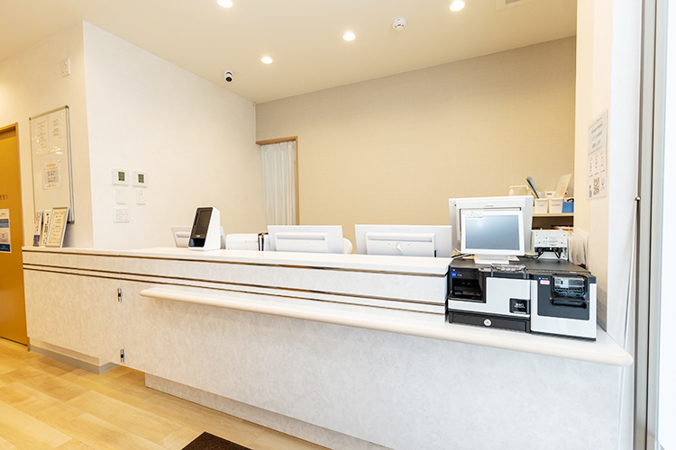 右近整形外科 東大阪リハビリクリニック 東大阪市 広々とした明るい院内は、患者が過ごしやすいよう工夫されている