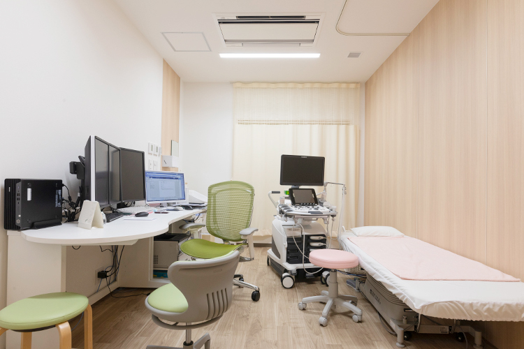 水藤乳腺甲状腺クリニック 善通寺市 超音波検査の装置を備えた診察室