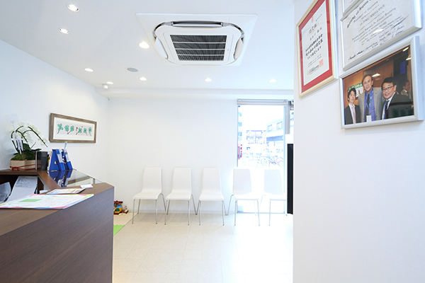 はせがわ歯科医院 東大阪市 院内は白で統一されており清潔感がある