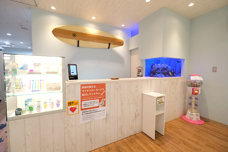 センター北あだち歯科 横浜市都筑区 大きなサーフボードが目を引く受付