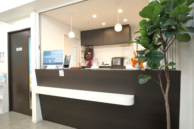 けい耳鼻咽喉科 堺市南区 黒と白を基調とした受付。デザイン性の高い内装となっている