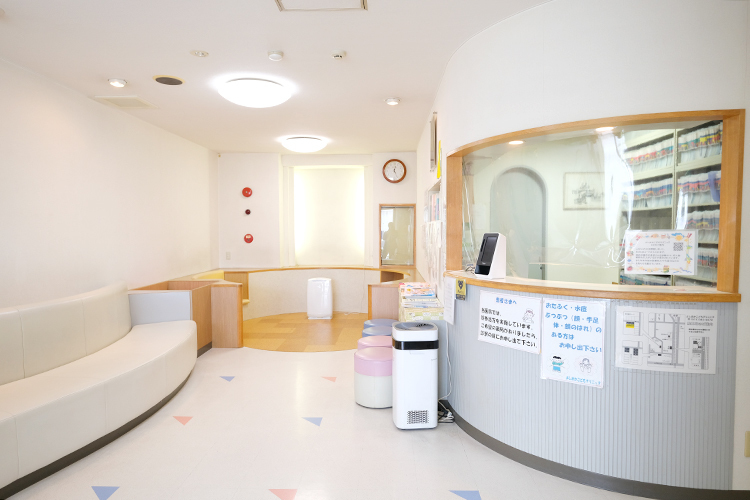 よしおかこどもクリニック 京都市西京区 院内は白で統一し、清潔に保たれている