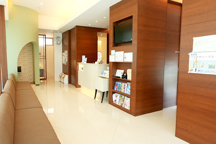 にしぼり歯科クリニック 名古屋市南区 ゆったりとした待合室。受付では笑顔で対応してくれる