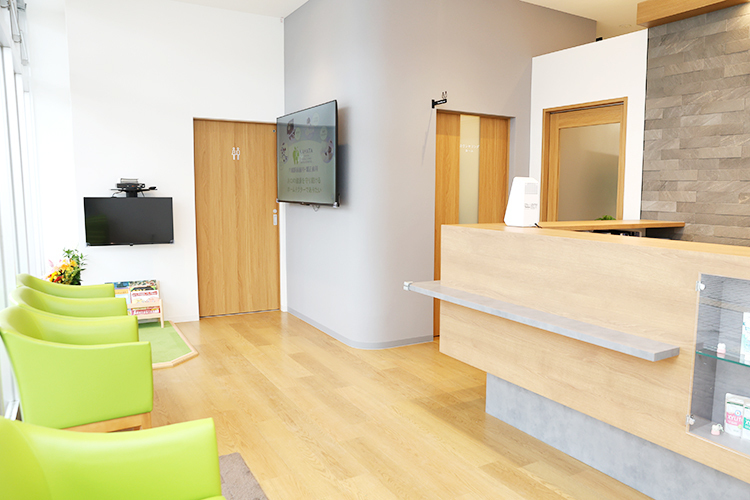 八幡駅前歯科・矯正歯科 北九州市八幡東区 陽光が差し込む待合。奥にはキッズスペースも