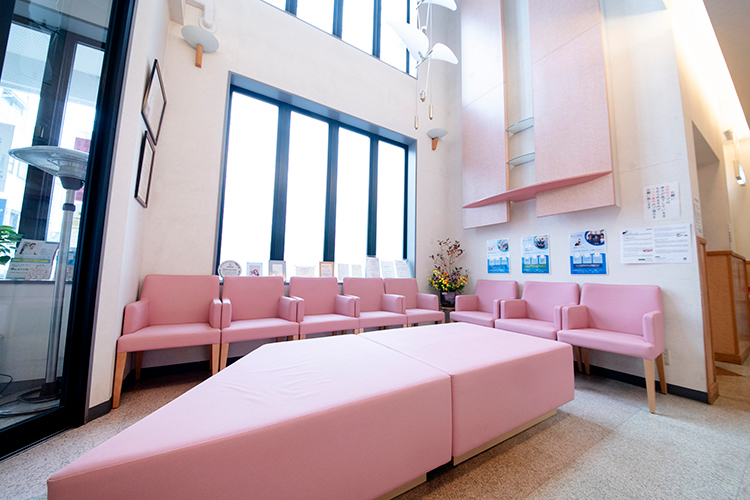 山口医院 大田区 自然光が差し込む待合室は天井が高く開放感がある