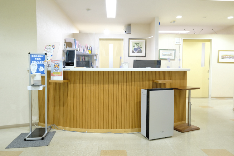 田中あきら内科クリニック 北九州市門司区 ウッディーな色合いで落ち着いた雰囲気の受付