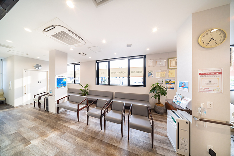 KENカルディオクリニック柏 柏市 リラックスできる落ち着いた雰囲気の待合室
