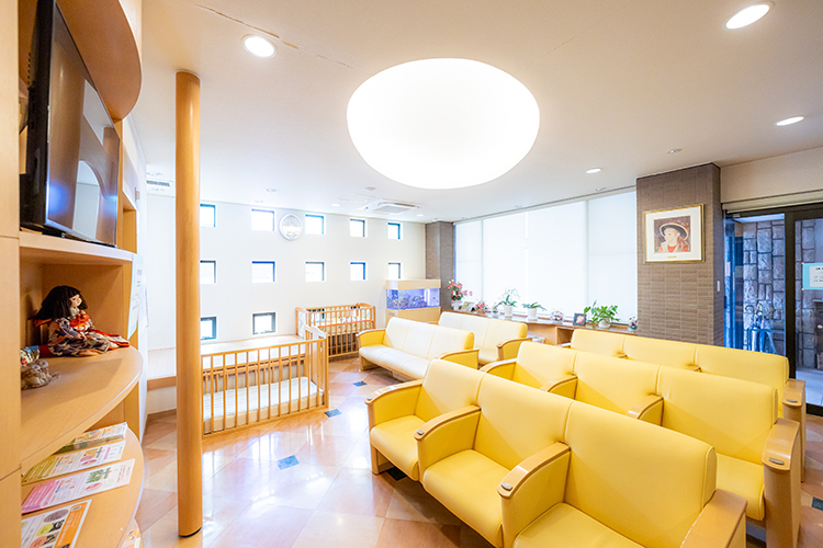 南浜田クリニック 四日市市 小窓から日が差し込み、温かみのある色合いで統一された待合