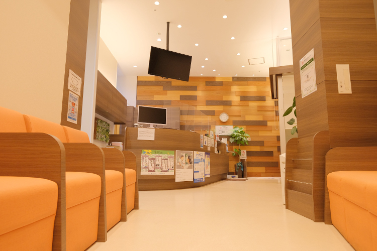 医療法人ナデシコ会 森ノ宮なかがわ眼科 大阪市中央区 日差しが差し込む明るい待合室