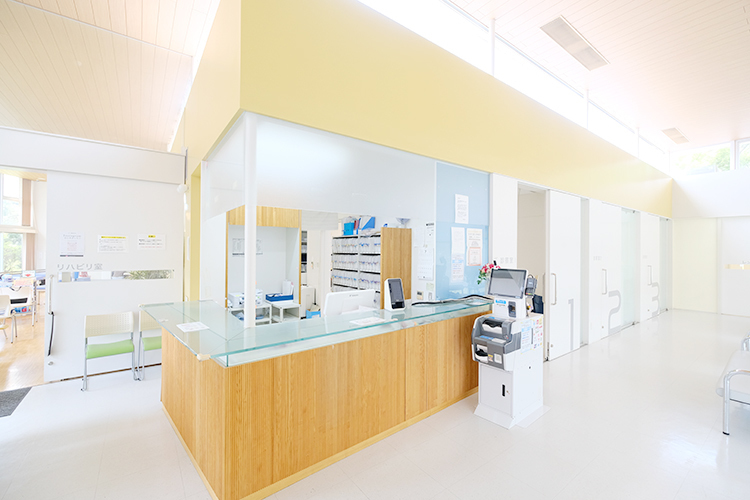 三輪整形外科 佐倉市 受付が明るく迎えてくれる