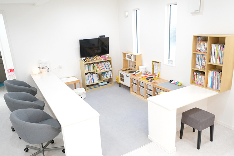 ダイトウ小児・矯正デンタルクリニック 大阪市鶴見区 キッズスペースには保護者が見守ることができる工夫も